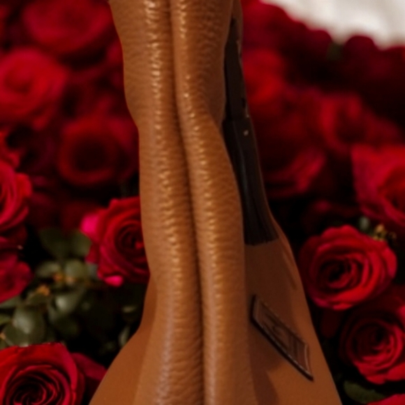 Genuine Dooney & Bourke Wakefield Tassel Bag. - Picture 5 of 9